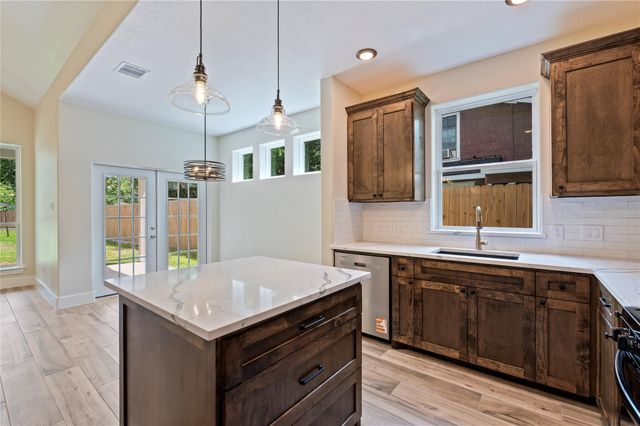 219 E Southland Avenue, Alvin, TX 77511
