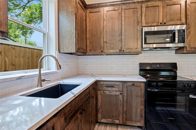 219 E Southland Avenue, Alvin, TX 77511