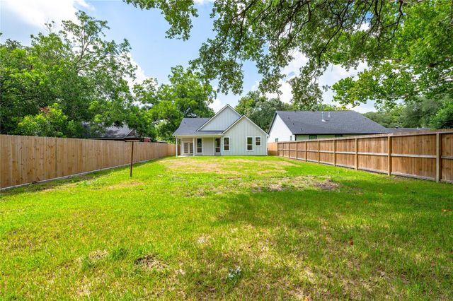 219 E Southland Avenue, Alvin, TX 77511