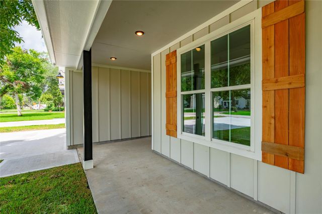 219 E Southland Avenue, Alvin, TX 77511