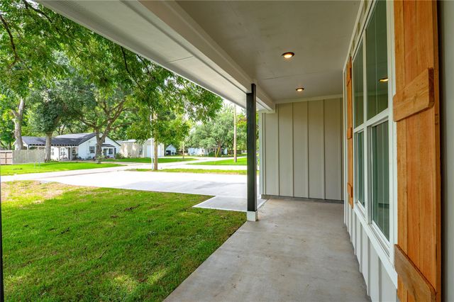 219 E Southland Avenue, Alvin, TX 77511