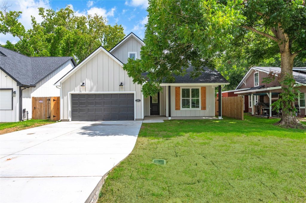 219 E Southland Avenue, Alvin, TX 77511