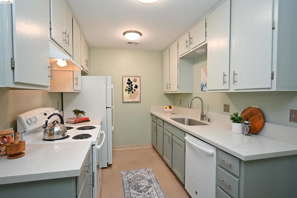 Image 11 of property listing at 40 Emery Bay Dr, Emeryville, CA 94608