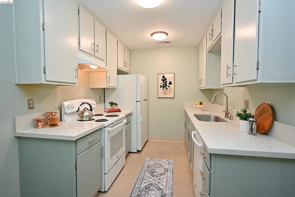 Image 12 of property listing at 40 Emery Bay Dr, Emeryville, CA 94608