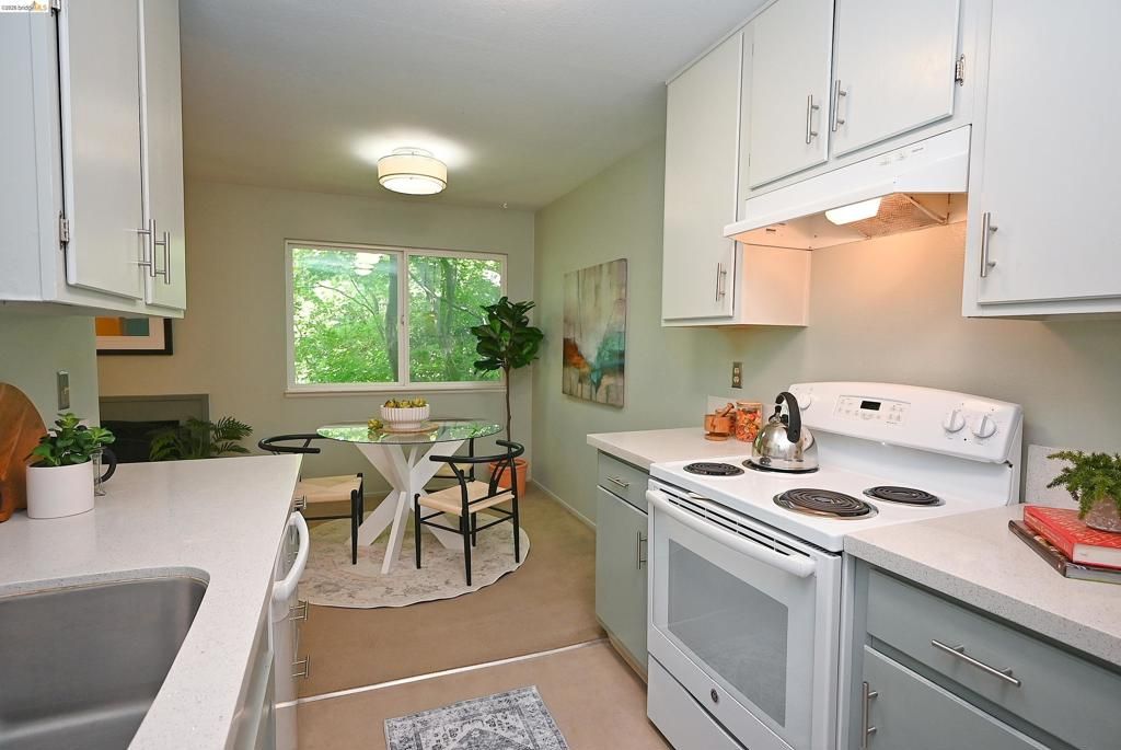 Image 13 of property listing at 40 Emery Bay Dr, Emeryville, CA 94608