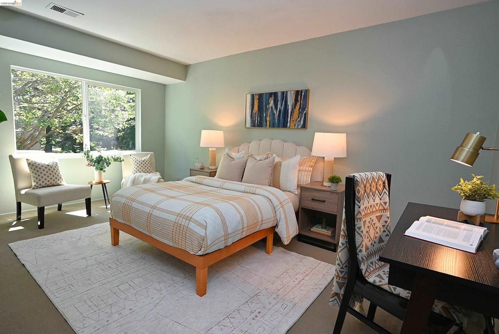 Image 16 of property listing at 40 Emery Bay Dr, Emeryville, CA 94608