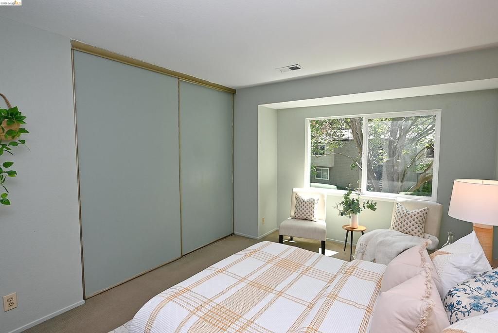 Image 18 of property listing at 40 Emery Bay Dr, Emeryville, CA 94608