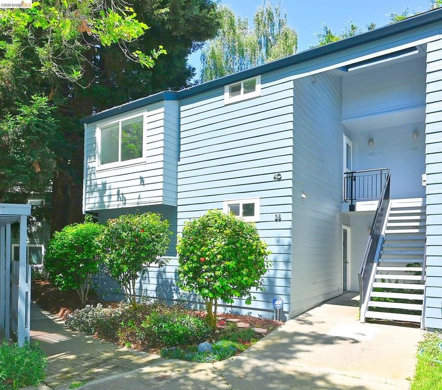 Image 2 of property listing at 40 Emery Bay Dr, Emeryville, CA 94608