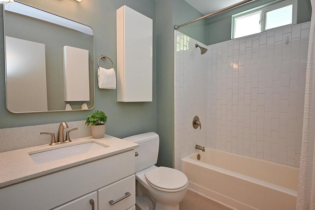 Image 20 of property listing at 40 Emery Bay Dr, Emeryville, CA 94608