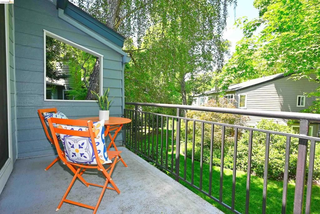 Image 24 of property listing at 40 Emery Bay Dr, Emeryville, CA 94608