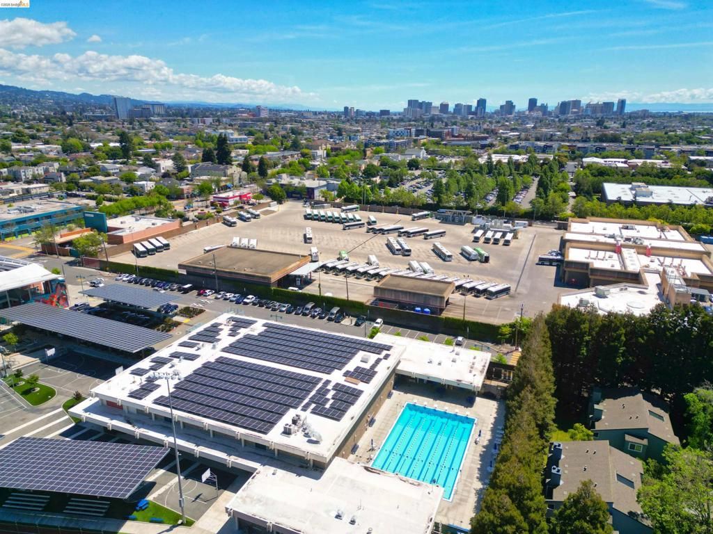 Image 27 of property listing at 40 Emery Bay Dr, Emeryville, CA 94608