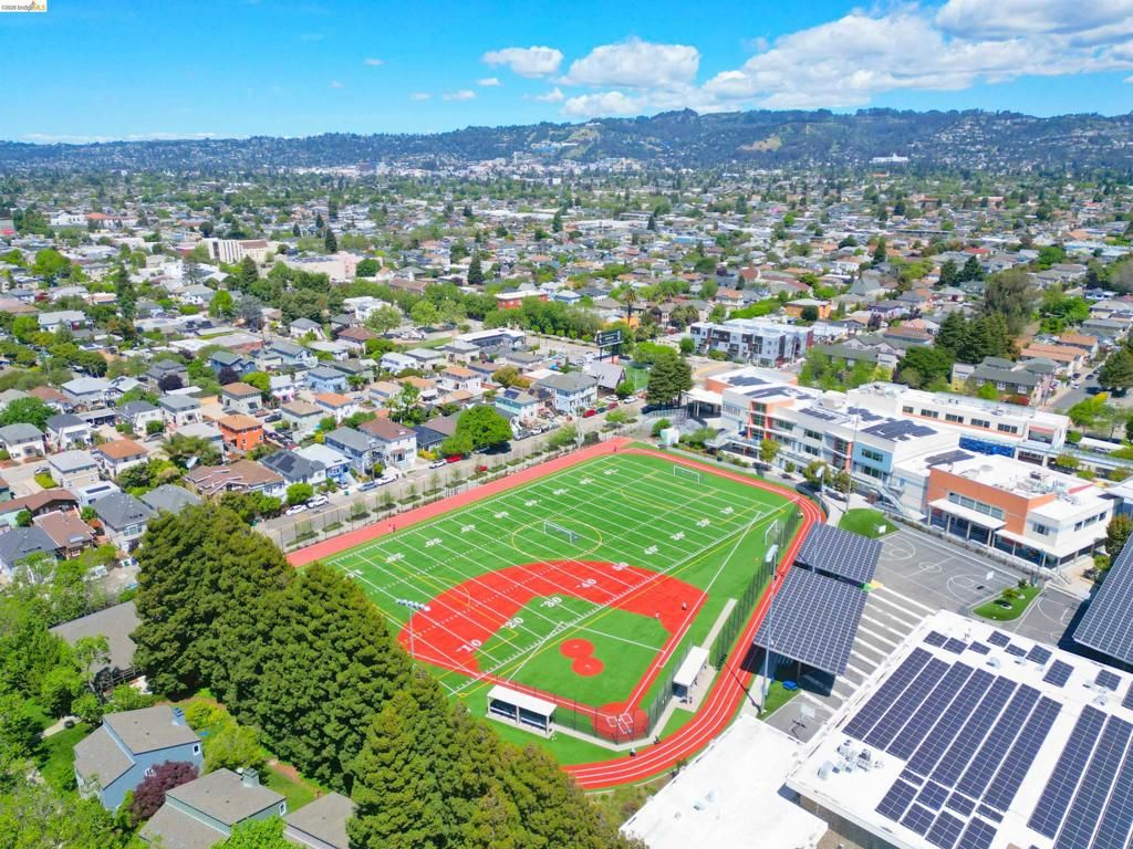 Image 28 of property listing at 40 Emery Bay Dr, Emeryville, CA 94608