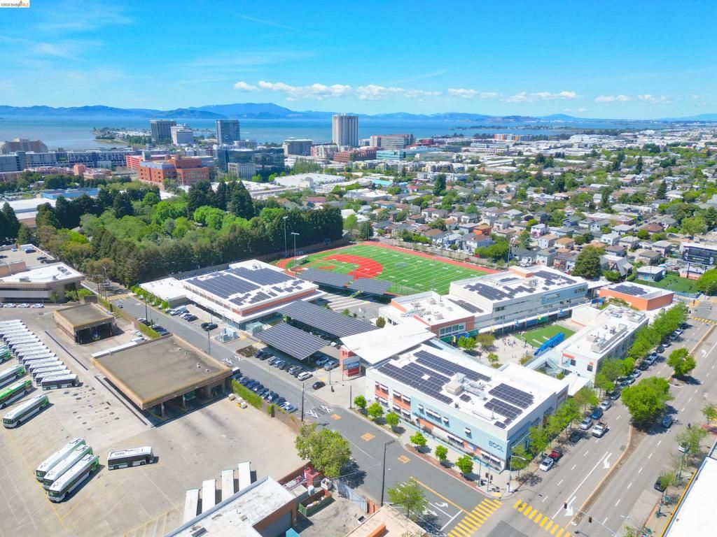 Image 29 of property listing at 40 Emery Bay Dr, Emeryville, CA 94608