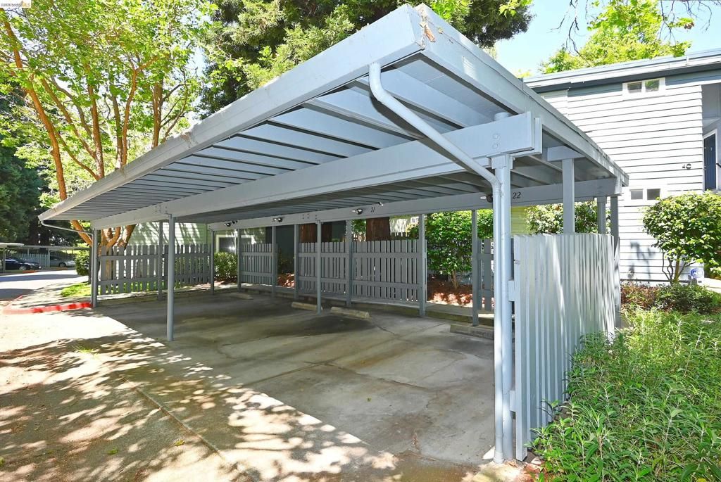 Image 3 of property listing at 40 Emery Bay Dr, Emeryville, CA 94608