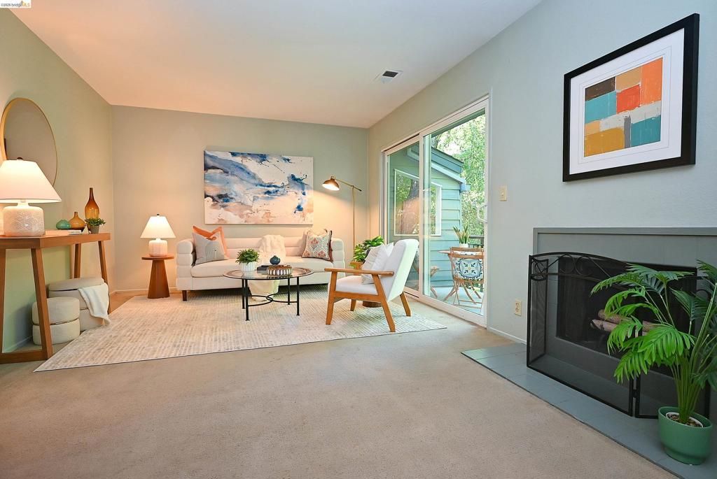 Image 6 of property listing at 40 Emery Bay Dr, Emeryville, CA 94608