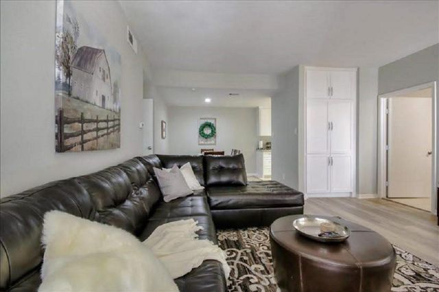 2125 Augusta Drive 63, Houston, TX 77057