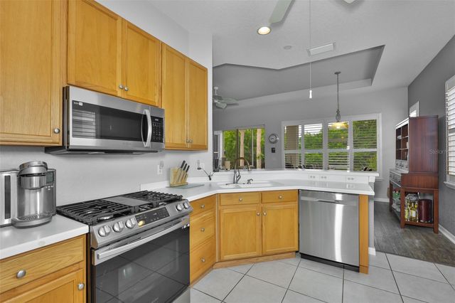 1050 REGAL MANOR WAY, Sun City Center, FL 33573