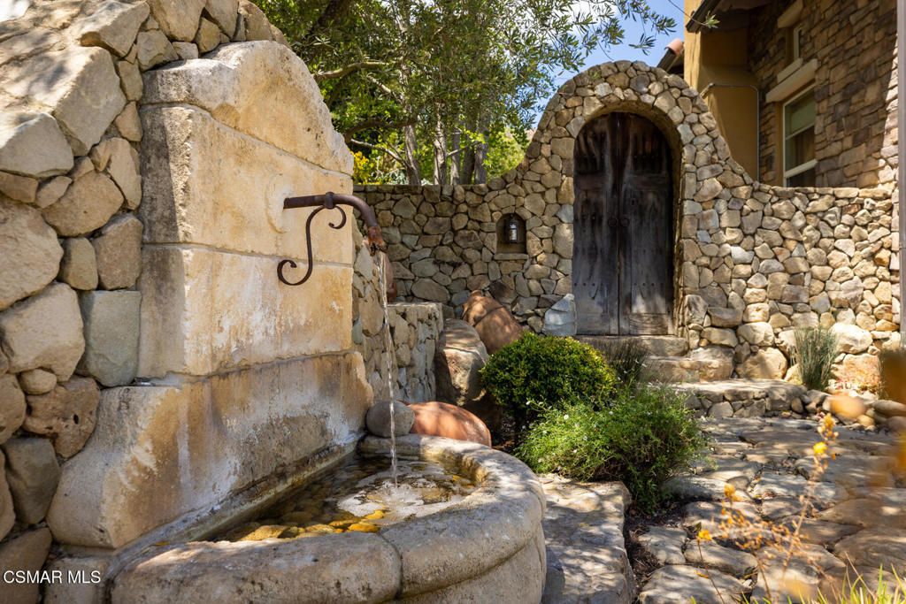 Image 5 of property listing at 5006 Read Road, Moorpark, CA 93021