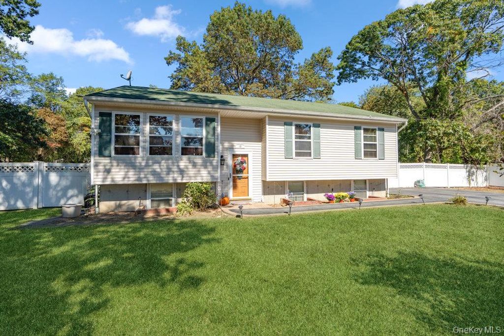 15 New York Avenue, Bay Shore, NY 11706