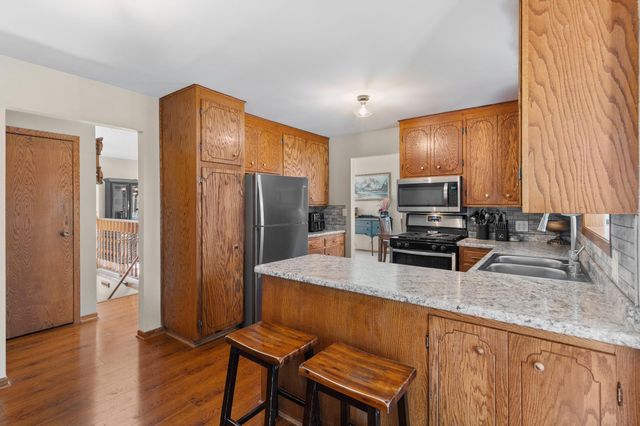 1887 Lakewood Drive N, Maplewood, MN 55109