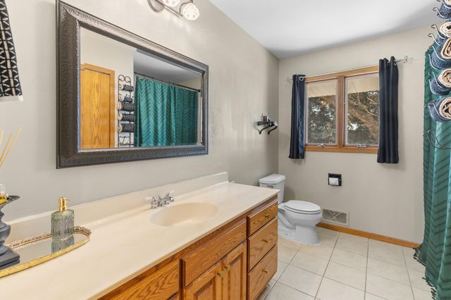 1887 Lakewood Drive N, Maplewood, MN 55109