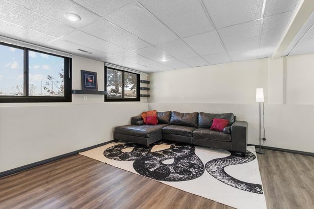 1887 Lakewood Drive N, Maplewood, MN 55109