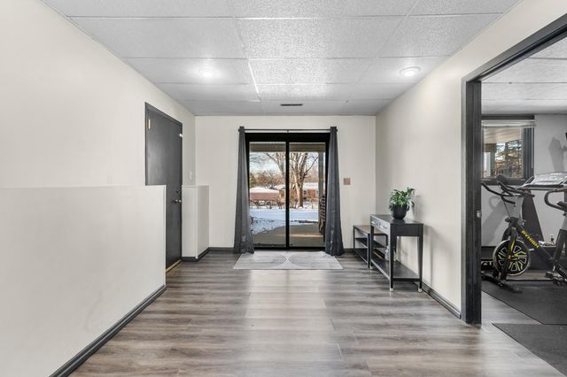 1887 Lakewood Drive N, Maplewood, MN 55109