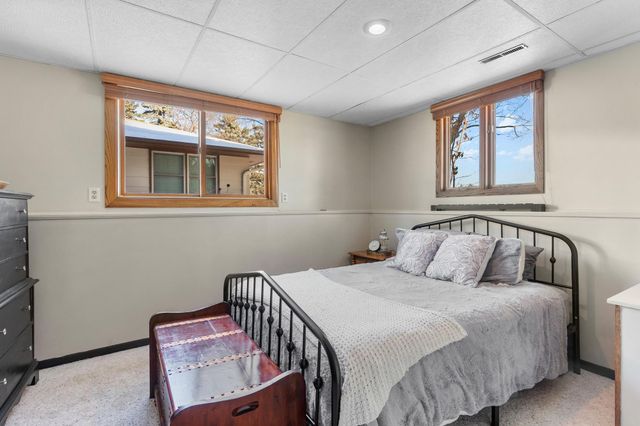 1887 Lakewood Drive N, Maplewood, MN 55109