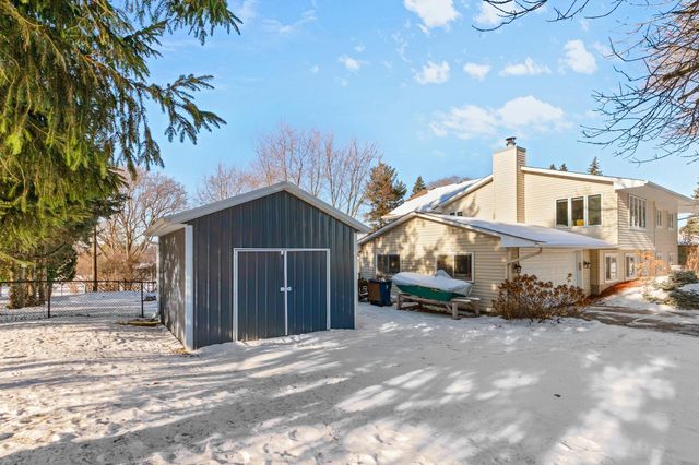 1887 Lakewood Drive N, Maplewood, MN 55109