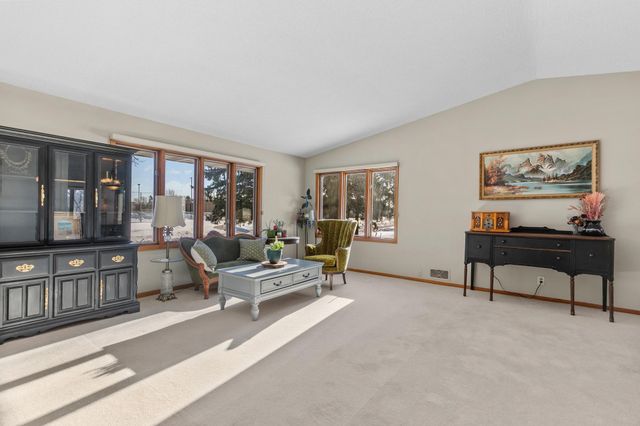 1887 Lakewood Drive N, Maplewood, MN 55109