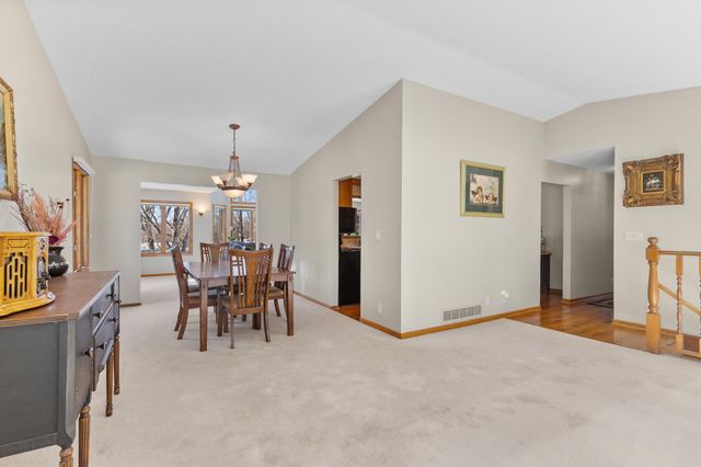 1887 Lakewood Drive N, Maplewood, MN 55109