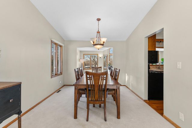 1887 Lakewood Drive N, Maplewood, MN 55109