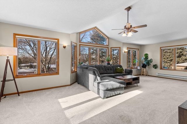 1887 Lakewood Drive N, Maplewood, MN 55109
