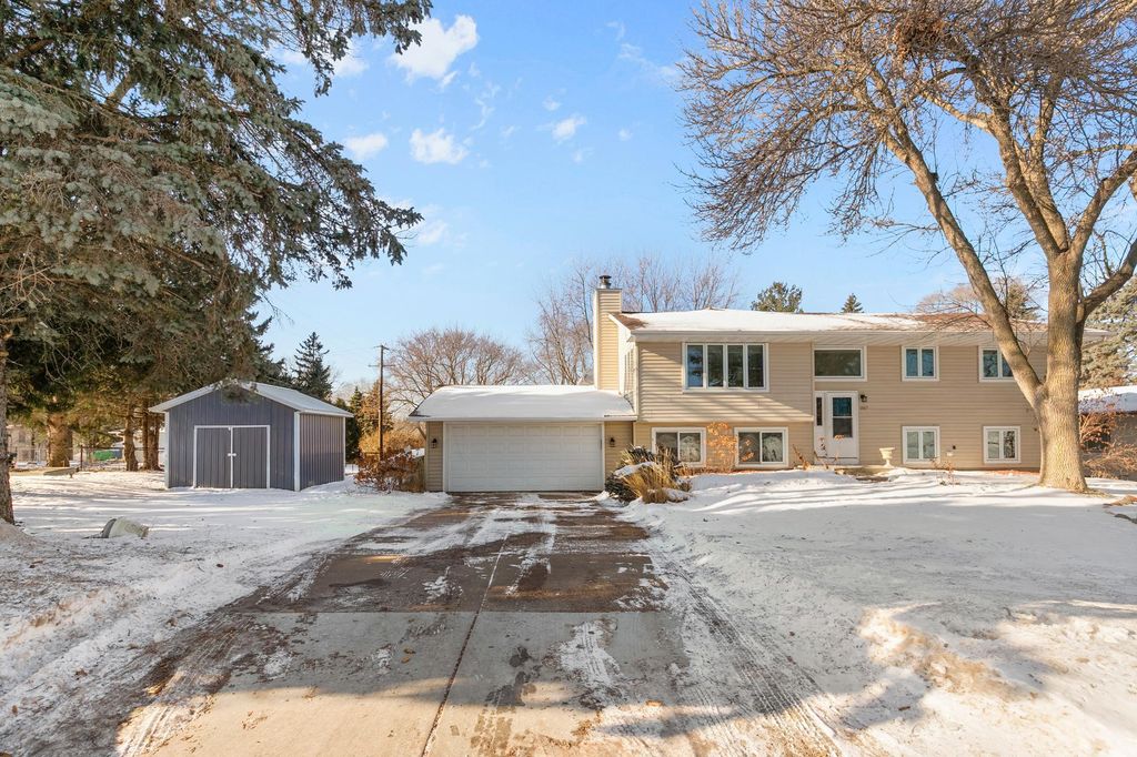1887 Lakewood Drive N, Maplewood, MN 55109