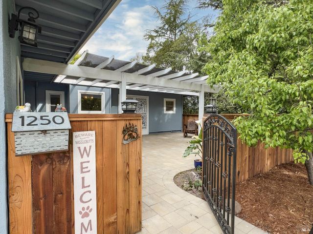 1250 Mission Dr, Sonoma, CA 95476