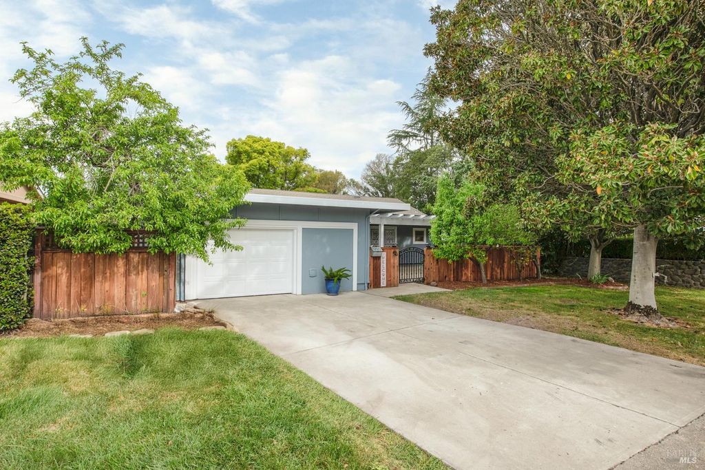 1250 Mission Dr, Sonoma, CA 95476