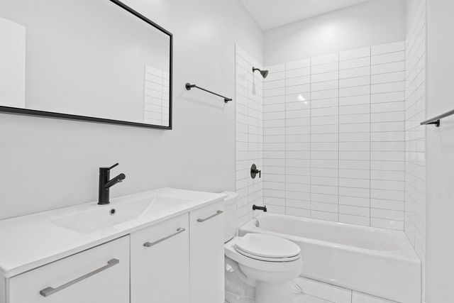 6605 North Avenue 6605-2, Oak Park, IL 60302