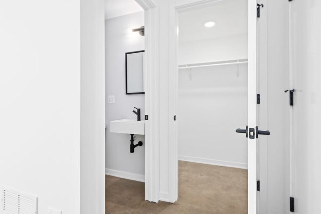 6605 North Avenue 6605-2, Oak Park, IL 60302