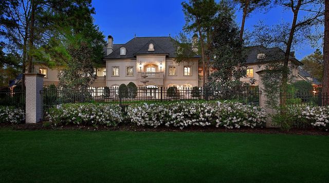 88 W Grand Regency Circle, The Woodlands, TX 77382