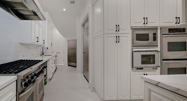 88 W Grand Regency Circle, The Woodlands, TX 77382