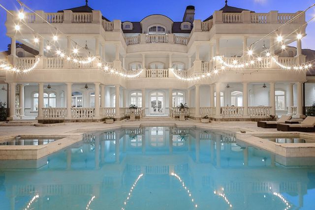 88 W Grand Regency Circle, The Woodlands, TX 77382