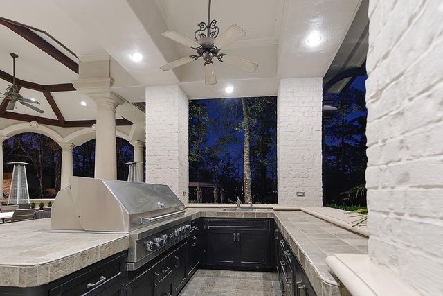 88 W Grand Regency Circle, The Woodlands, TX 77382