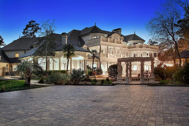 88 W Grand Regency Circle, The Woodlands, TX 77382