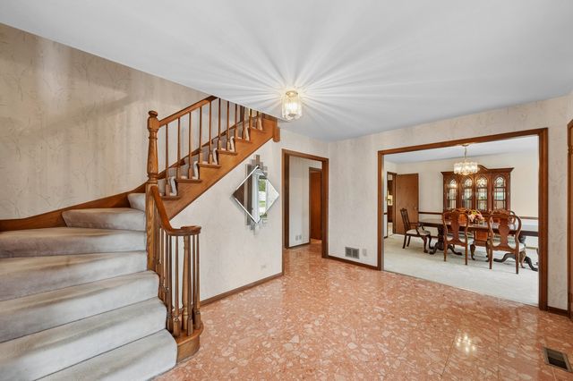 4111 Terri Lyn Lane, Northbrook, IL 60062