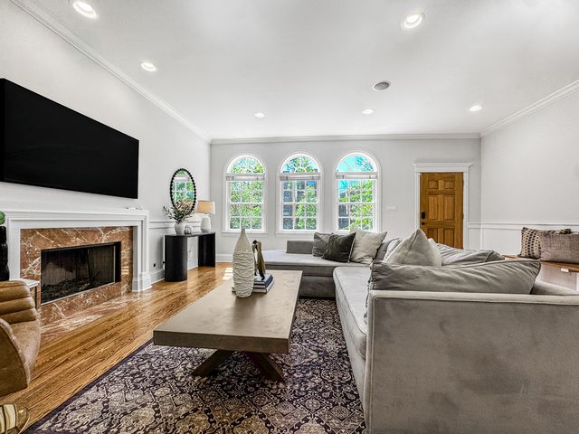 4219 N Winchester Avenue, Chicago, IL 60613