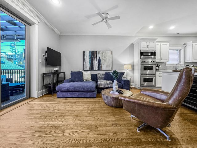 4219 N Winchester Avenue, Chicago, IL 60613