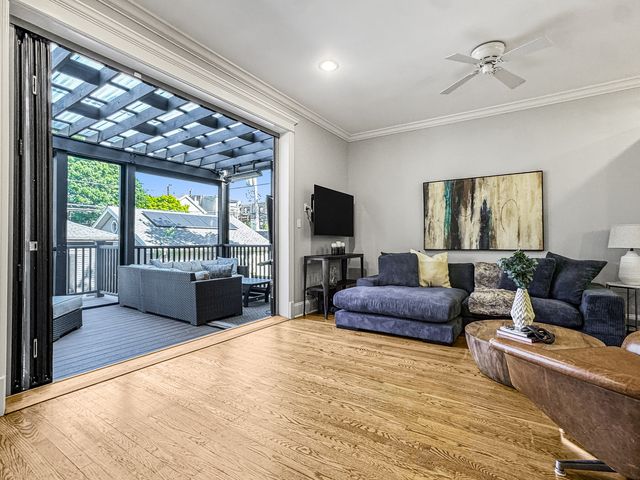 4219 N Winchester Avenue, Chicago, IL 60613