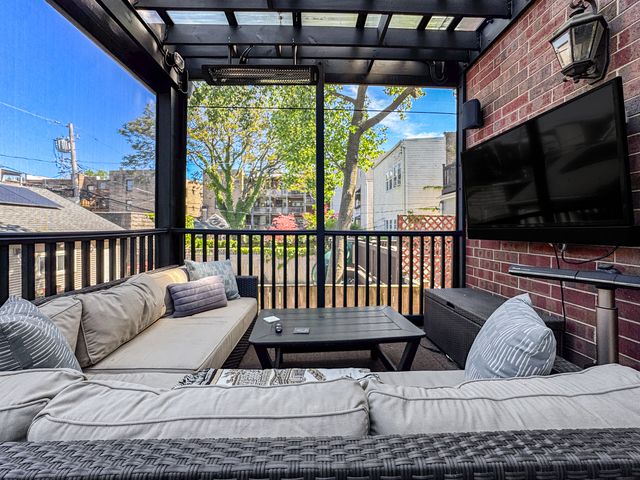 4219 N Winchester Avenue, Chicago, IL 60613