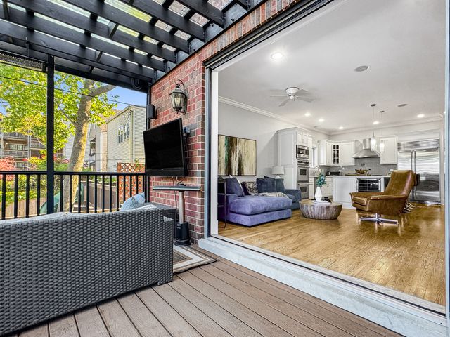 4219 N Winchester Avenue, Chicago, IL 60613
