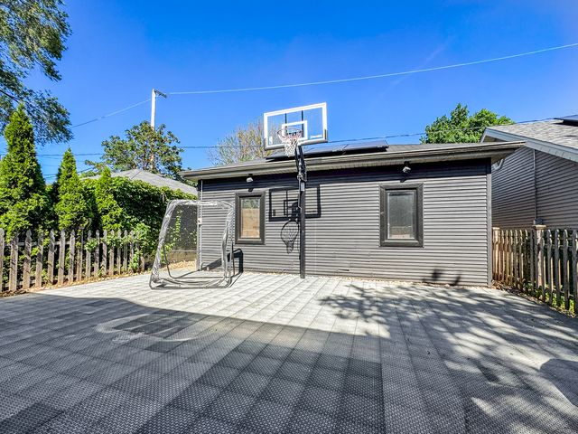 4219 N Winchester Avenue, Chicago, IL 60613